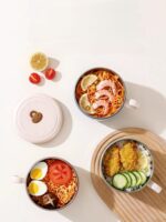 ⁦لانش بوكس بحلة استانليس ستيل من الداخل بمعلقة وغطاء محكم الغلق بيد للمدارس والجامعات والعمل⁩ - الصورة ⁦3⁩