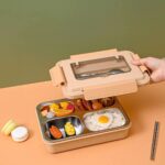 ⁦لانش بوكس حافظ للحرارة بصينية استانليس 5 خانات بغطاء محكم الغلق ومعالق لسهولة تناول الطعام⁩ - الصورة ⁦5⁩