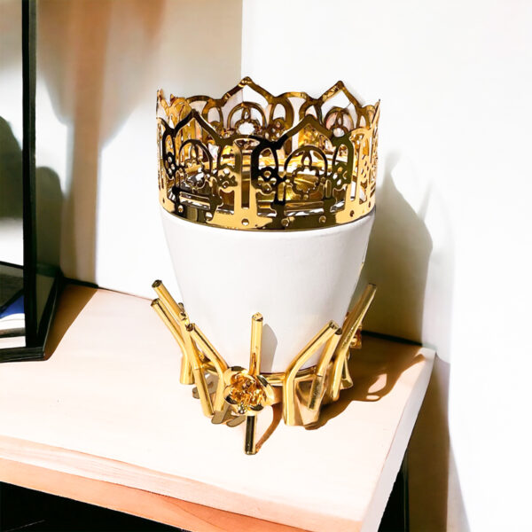 مبخرة رمضانية بحامل لضمان الثبات من الجبس ومعدن مطلي باللون الذهبي لديكور مميز