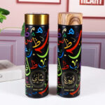 ⁦مج حراري استانليس ستيل 500 ملي حافظ لحرارة المشروبات حتي 12 ساعة بمصفاه وغطاء محكم الغلق بتصميم خطوط عربية مميزة⁩ - الصورة ⁦2⁩