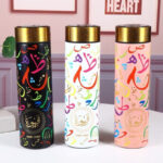 ⁦مج حراري استانليس ستيل 500 ملي حافظ لحرارة المشروبات حتي 12 ساعة بمصفاه وغطاء محكم الغلق بتصميم خطوط عربية مميزة⁩ - الصورة ⁦3⁩