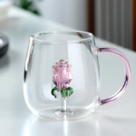 ⁦مج زجاجي بيد بتصميم وردة ثري دي - 400 مللي⁩ - الصورة ⁦5⁩