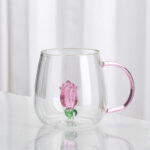 ⁦مج زجاجي بيد بتصميم وردة ثري دي - 400 مللي⁩ - الصورة ⁦3⁩