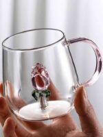 ⁦مج زجاجي بيد بتصميم وردة ثري دي - 400 مللي⁩ - الصورة ⁦7⁩