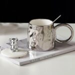 مج سيراميك سيلفر بغطاء ومعلقة 300 ملي لشرب النسكافيه والكابتشينو والايس كوفي