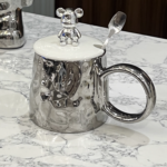 ⁦مج سيراميك سيلفر بغطاء ومعلقة 300 ملي لشرب النسكافيه والكابتشينو والايس كوفي⁩ - الصورة ⁦3⁩