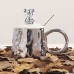 ⁦مج سيراميك سيلفر بغطاء ومعلقة 300 ملي لشرب النسكافيه والكابتشينو والايس كوفي⁩ - الصورة ⁦4⁩