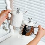 ⁦مج سيراميك سيلفر بغطاء ومعلقة 300 ملي لشرب النسكافيه والكابتشينو والايس كوفي⁩ - الصورة ⁦5⁩