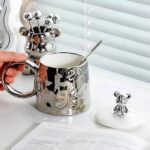 ⁦مج سيراميك سيلفر بغطاء ومعلقة 300 ملي لشرب النسكافيه والكابتشينو والايس كوفي⁩ - الصورة ⁦6⁩