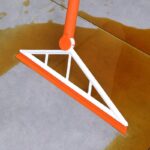 ⁦مساحة وفرشة 2*1 تدور 360 درجة لسهولة الوصول للأركان والزوايا بيد استانليس لتنظيف الأرضيات والزجاج⁩ - الصورة ⁦5⁩