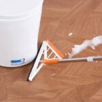 ⁦مساحة وفرشة 2*1 تدور 360 درجة لسهولة الوصول للأركان والزوايا بيد استانليس لتنظيف الأرضيات والزجاج⁩ - الصورة ⁦8⁩