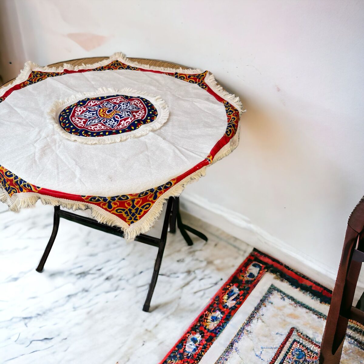 ⁦مفرش سفرة رمضاني مزين بقماش خيامية من الكتان لأستقبال ليالي الشهر الكريم⁩ - الصورة ⁦2⁩