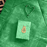 ⁦هدية رمضانية 3 قطع سجادة صلاة قطيفة مبطنة بالإسفنج مع مصحف وسبحة كريستال باللون الأخضر⁩ - الصورة ⁦2⁩