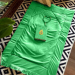 هدية رمضانية 3 قطع سجادة صلاة قطيفة مبطنة بالإسفنج مع مصحف وسبحة كريستال باللون الأخضر