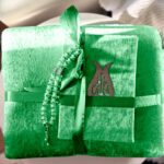 ⁦هدية رمضانية 3 قطع سجادة صلاة قطيفة مبطنة بالإسفنج مع مصحف وسبحة كريستال باللون الأخضر⁩ - الصورة ⁦3⁩