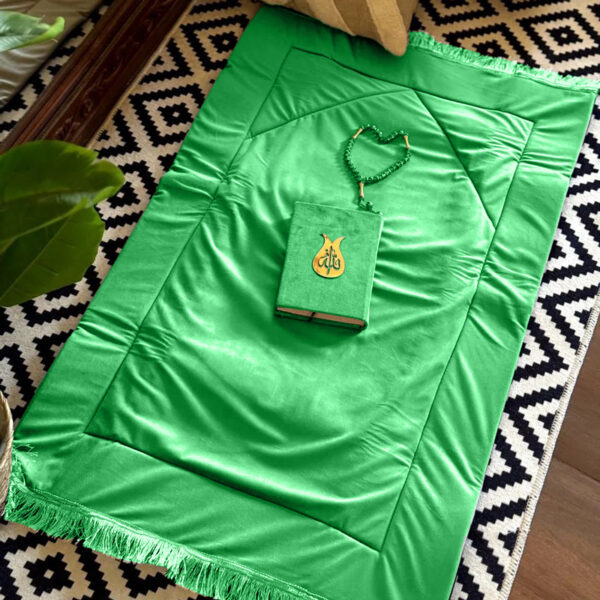 هدية رمضانية 3 قطع سجادة صلاة قطيفة مبطنة بالإسفنج مع مصحف وسبحة كريستال باللون الأخضر