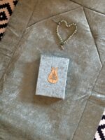 ⁦هدية رمضان 3 قطع سجادة صلاة قطيفة مبطنة بالإسفنج مع مصحف وسبحة كريستال باللون الرمادي⁩ - الصورة ⁦2⁩