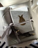 ⁦هدية رمضان 3 قطع سجادة صلاة قطيفة مبطنة بالإسفنج مع مصحف وسبحة كريستال باللون الرمادي⁩ - الصورة ⁦3⁩