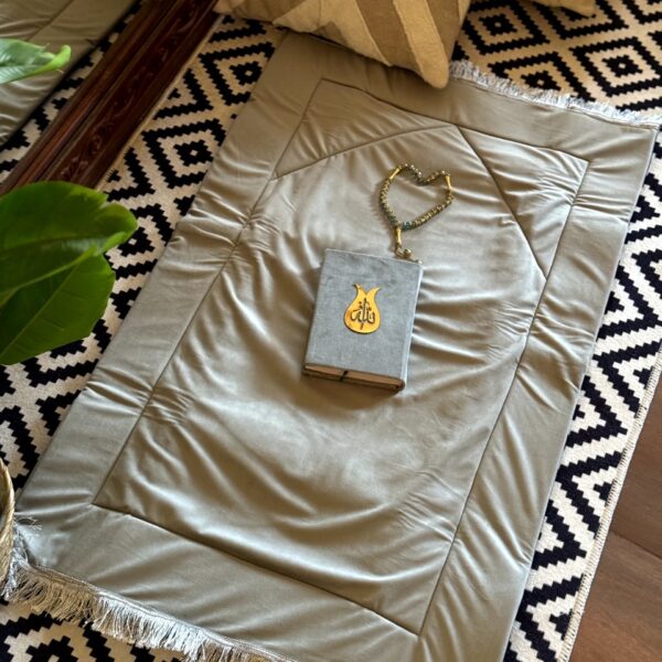 هدية رمضان 3 قطع سجادة صلاة قطيفة مبطنة بالإسفنج مع مصحف وسبحة كريستال باللون الرمادي