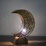 ⁦هلال رمضان الذهبي منقوش بكلمات رمضانية لتجديد الديكور وإضفاء أجواء رمضانية مبهجة⁩ - الصورة ⁦2⁩