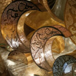 هلال رمضان الذهبي منقوش بكلمات رمضانية لتجديد الديكور وإضفاء أجواء رمضانية مبهجة