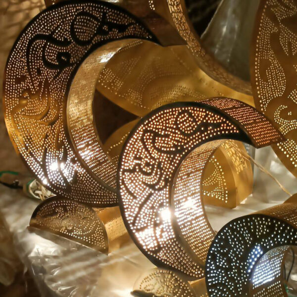 هلال رمضان الذهبي منقوش بكلمات رمضانية لتجديد الديكور وإضفاء أجواء رمضانية مبهجة