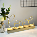 ⁦استاند لاف مضئ بقاعدة خشب لتجديد ديكور المنزل يعمل بالبطاريات⁩ - الصورة ⁦8⁩