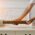 ⁦استاند لاف مضئ بقاعدة خشب لتجديد ديكور المنزل يعمل بالبطاريات⁩ - الصورة ⁦4⁩