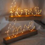 ⁦استاند لاف مضئ بقاعدة خشب لتجديد ديكور المنزل يعمل بالبطاريات⁩ - الصورة ⁦5⁩