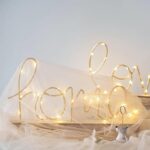 ⁦استاند هوم مضئ بقاعدة خشب لتجديد ديكور المنزل يعمل بالبطاريات⁩ - الصورة ⁦3⁩