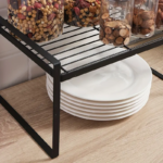 ⁦استاند ورف لتنظيم دواليب المطبخ لحمل الحلل والأطباق وبرطمانات التوابل في المطبخ من المعدن⁩ - الصورة ⁦7⁩