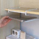 ⁦اندر شيلف معدن منظم للمكتب حامل للكتب واللابتوب عملي وسهل التعليق⁩ - الصورة ⁦2⁩