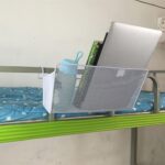 ⁦باسكت معدن منظم وحامل لأدوات المطبخ والحمام وادوات العناية بالشعر والبشرة سهل التعليق علي الارفف بدون ادوات⁩ - الصورة ⁦6⁩