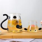 ⁦براد لحمل وتقديم الشاي واللبن والعصائر شكل بقرة 550 ملي بغطاء يستخدم كوب بيد⁩ - الصورة ⁦3⁩