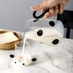 ⁦براد لحمل وتقديم الشاي واللبن والعصائر شكل بقرة 550 ملي بغطاء يستخدم كوب بيد⁩ - الصورة ⁦2⁩