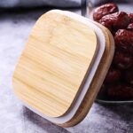 ⁦برطمان زجاج لحفظ وتنظيم البقوليات والمكسرات والكورن فليكس 800 ملي بغطاء خشبي ومعلقة لسهولة الأستخدام⁩ - الصورة ⁦4⁩