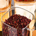 ⁦برطمان زجاج لحفظ وتنظيم البقوليات والمكسرات والكورن فليكس 800 ملي بغطاء خشبي ومعلقة لسهولة الأستخدام⁩ - الصورة ⁦5⁩