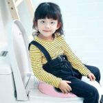 ⁦بوتي مبطنة لتدريب الأطفال علي استخدام التواليت مانعه للأنزلاق بيد تناسب جميع انواع الحمامات⁩ - الصورة ⁦2⁩