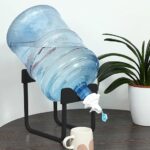 ⁦حامل قارورة مياه الشرب من المعدن والبلاستيك عملي وسهل الأستخدام⁩ - الصورة ⁦5⁩