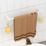 ⁦حامل ومنظم فوط مزود ب 2 هوك لتعليق ادوات الحمام بلزق دبل فيس لسهولة التركيب⁩ - الصورة ⁦2⁩