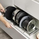 ⁦حامل ومنظم للحل والطاسات وللأغطية7 خانات قابل للفرد من البلاستيك والمعدن⁩ - الصورة ⁦2⁩