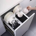 ⁦رف حامل ومنظم للأطباق والأواني والاكواب في الأدراج ولتجفيفها من المياه بجانب الحوض من البلاستيك⁩ - الصورة ⁦2⁩