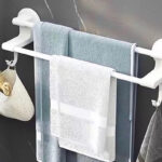 ⁦رف مزدوج حامل ومنظم للفوط ب 2 هوك لتعليق الملابس بلزق دبل فيس قوي للتعليق بدون حفر وتخريم⁩ - الصورة ⁦3⁩