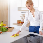 ⁦رول استيكر شفاف لاصق 2 متر وتربروف لحوائط المطبخ لمنع تكون الدهون قابل للقص⁩ - الصورة ⁦4⁩