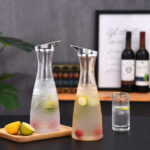 ⁦زجاجة من الاكليريك ضد الكسر لتقديم المياه والعصائر والمشروبات الرمضانية 1600 ملي من الاكليريك بألوان مختلفة مبهجة⁩ - الصورة ⁦2⁩