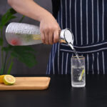 ⁦زجاجة من الاكليريك ضد الكسر لتقديم المياه والعصائر والمشروبات الرمضانية 1600 ملي من الاكليريك بألوان مختلفة مبهجة⁩ - الصورة ⁦10⁩