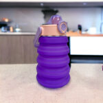 ⁦زمزمية مياه سيليكون 1500 ملي بغطاء محكم الغلق قابله للطي للمدارس بيد⁩ - الصورة ⁦2⁩