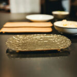 صينية جولد شيك لتقديم الفواكه والشوكولاته والكحك والبيتي فور للضيوف بشكل شيك