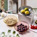 ⁦طبق اكليريك بحواف ذهبي وقاعدة دواره لحمل وتقديم الفواكه والمكسرات والشوكولاتة بشكل شيك⁩ - الصورة ⁦2⁩