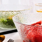 ⁦طقم اطباق اكليريك 3 شفاف قطع بمقاسات مختلفة بحواف جولد لحمل وتقديم السلطات والفواكه بشكل شيك⁩ - الصورة ⁦4⁩